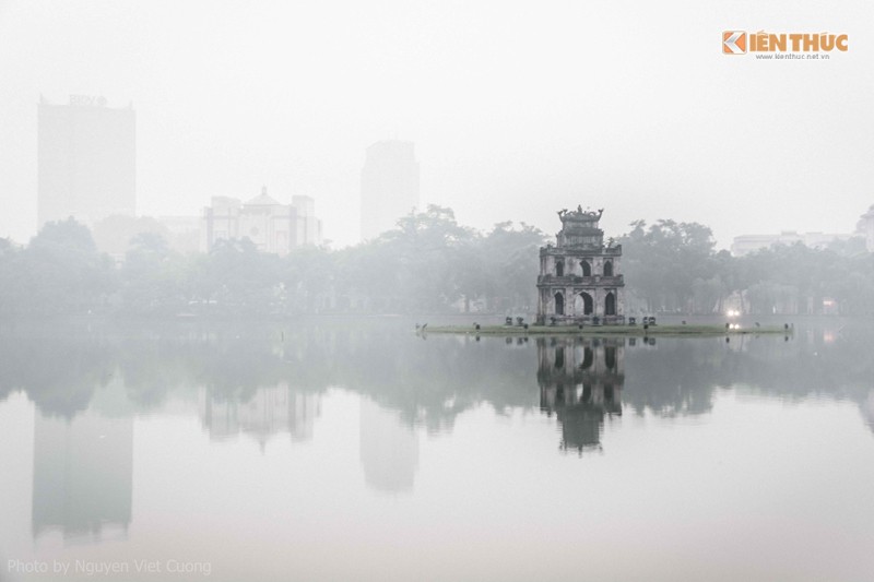 Những ngày này Hà Nội lãng đãng tiết cuối thu. Ssáng sớm, sương mù bao phủ mặt hồ Hoàn Kiếm và nhiều tuyến phố. Tháp Rùa thường nhật bỗng trở nên huyền ảo trong sương sớm.